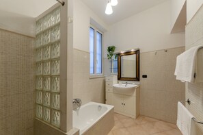 Lägenhet (2 Bedrooms) | Badrum | Regndusch, hårtork, bidé och handdukar