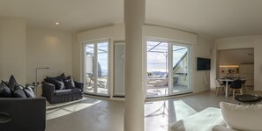 Appartement, terrasse, vue mer (4 Bedrooms) | Coin séjour | Télévision
