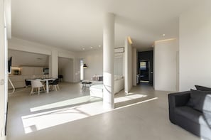 Appartement, terras, uitzicht op zee (4 Bedrooms) | Woonruimte | Een televisie
