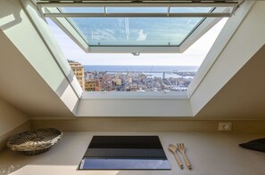 Enjoy a panoramic city and sea view from the skylight in this compact room with a minimalist design.