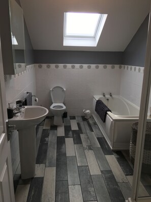 Bathtub, hair dryer, towels, soap - The Green, Portrush. Deluxe holiday home, 8 beds 12 guests 5 bedrooms. (Portrush)