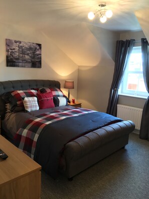 5 Schlafzimmer, Zimmersafe, Bügeleisen/Bügelbrett, Reisekinderbett