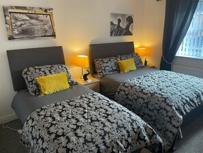 5 bedrooms, in-room safe, iron/ironing board, travel cot - The Green, Portrush. Deluxe holiday home, 8 beds 12 guests 5 bedrooms. (Portrush)