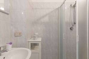 Villa, 3 habitaciones, 2 baños | Baño | Regadera, regadera tipo lluvia, secadora de cabello, toallas 