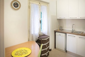 Vila, 3 quartos, 2 banheiros | Cozinha privada | Geladeira, fogão, cooktop, lava-louças