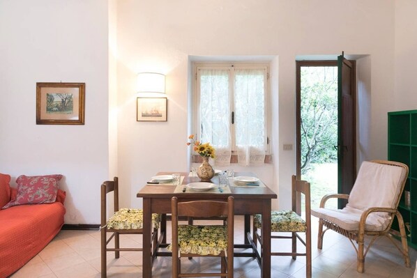 Villa, 3 Schlafzimmer, 2 Bäder | Wohnzimmer | 20-Zoll-Fernseher mit Digitalempfang