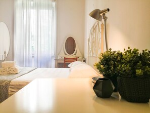 Appartement, 1 slaapkamer | 1 slaapkamer, een laptopwerkplek, een strijkplank/strijkijzer, wifi
