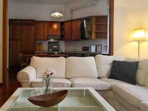 Appartement, 1 slaapkamer | Woonkamer | Een 28-inch televisie met satellietzenders