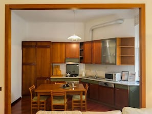 Appartement, 1 slaapkamer | Privékeuken | Een koelkast, een oven, een espressoapparaat, een waterkoker