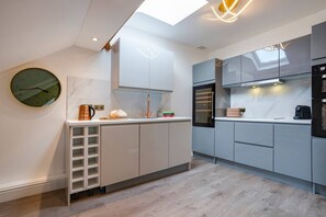 Kühlschrank, Mikrowelle, Ofen, Geschirrspüler