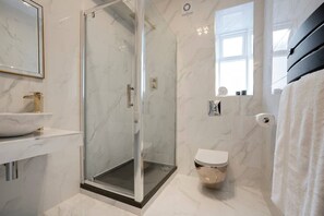 Baignoire, sèche-cheveux, serviettes fournies