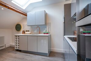 Kühlschrank, Mikrowelle, Ofen, Geschirrspüler