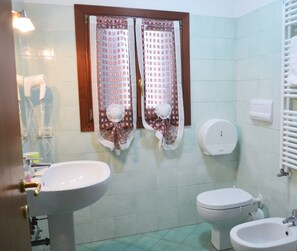 Suihku, ilmaiset hygieniatuotteet, hiustenkuivaaja, bidee