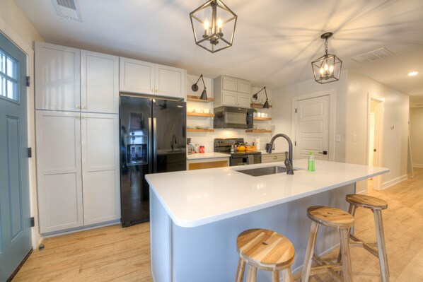 Kühlschrank, Mikrowelle, Ofen, Herdplatte