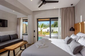 Habitación triple superior, 1 cama de matrimonio con sofá cama, piscina privada, vistas al jardín | Caja fuerte, escritorio, espacio para trabajar con un portátil