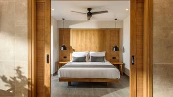 1 kamar tidur, brankas, meja kerja, dan ruang kerja ramah laptop