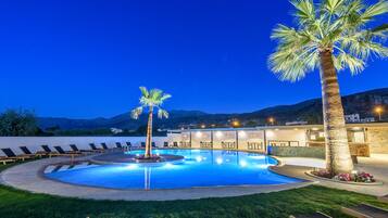 Kolam renang outdoor musiman, dengan payung kolam renang