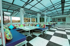 Una piscina techada, una piscina al aire libre