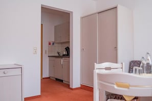 Fridge, stovetop - Hotel Garni (Isny im Allgaeu)