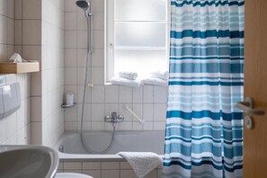 Een haardroger, pantoffels, handdoeken, zeep