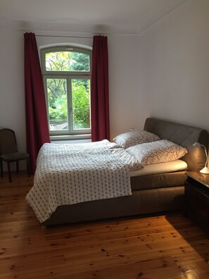 1 habitación, escritorio, tabla de planchar con plancha y cuna de viaje 
