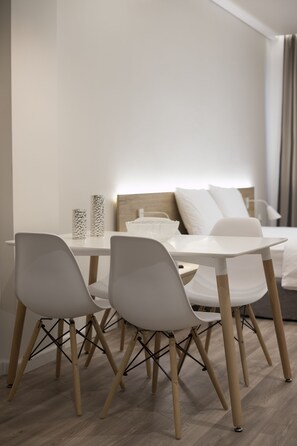 In-room dining - Ornament Suites Nilie Hospitality MGMT (Thessaloniki)