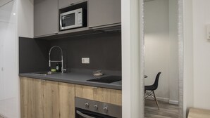 Cafetera/tetera, refrigerador con freezer, microondas, horno