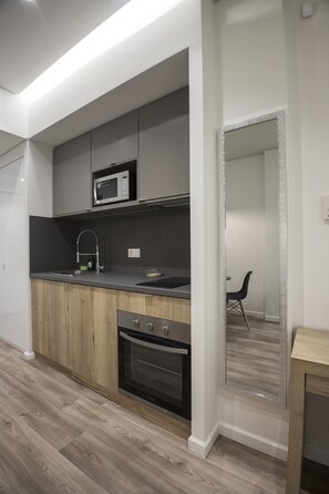 Full-sized fridge, microwave, oven, stovetop - Ornament Suites Nilie Hospitality MGMT (Thessaloniki)