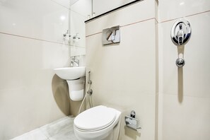 Phòng đôi hoặc 2 giường đơn | Phòng tắm | Khăn tắm 