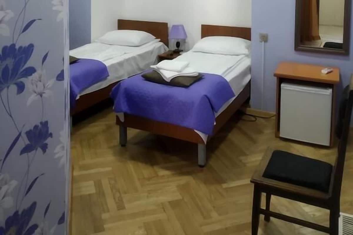 Chambre avec lits jumeaux, salle de bains commune (№2)
