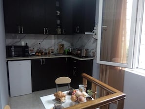 Frigobar, microondas, parrilla de estufa y utensilios de cocina 