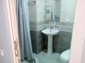 Shower, hair dryer, slippers, towels - Tbilisi Downtown Guest House (Tbilisi)