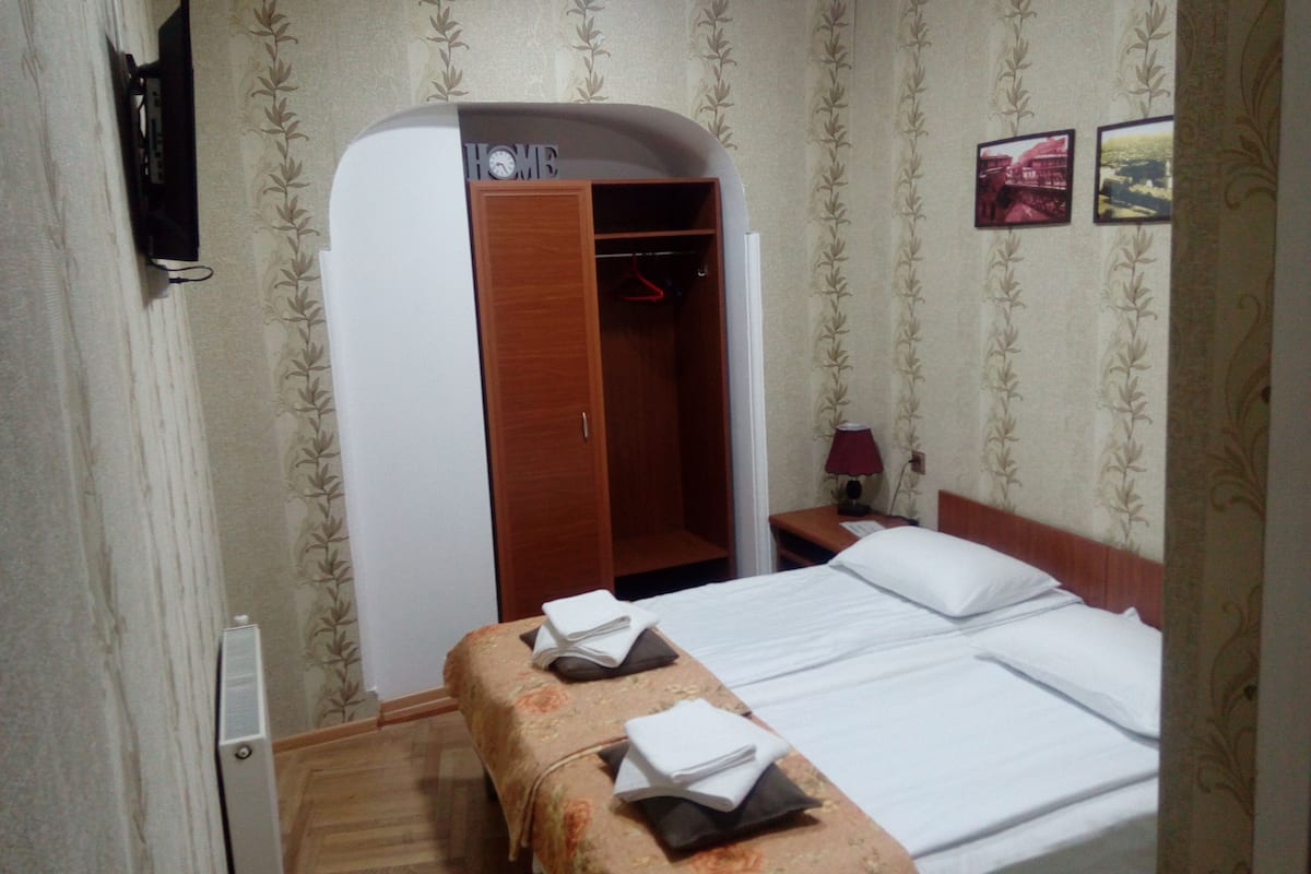 Chambre avec lits jumeaux, salle de bains privée