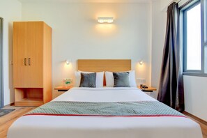 Egyptian cotton sheets, premium bedding, memory foam beds, desk - Hotel Aravali Inn & Banquet Hall (Faridabad)