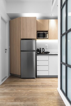 Refrigerador con freezer, microondas, horno, placa de cocina