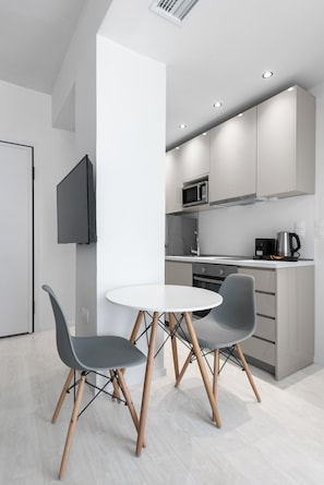 Superior Apartment, Balcony (501-502) | Coin séjour | Télévision à écran plat