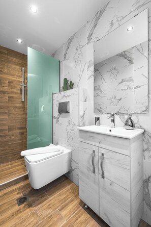 Superior Apartment, Balcony (501-502) | Salle de bain | Douche, séchoir à cheveux, serviettes fournies, savon