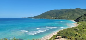 Na praia, espreguiçadeiras, toalhas de praia