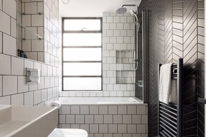 Luxury Suite, 2 Bedrooms, Terrace | Bathroom | Rainfall showerhead, free toiletries, hair dryer, heated floors - Hausd - Leicester Square (London)