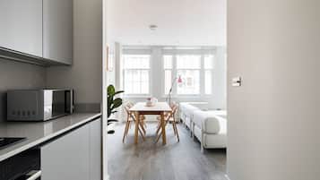 Suíte superior, 1 quarto | Cozinha privada | Geladeira grande, micro-ondas, fogão, cooktop