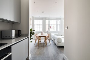 Superior Suite, 1 Bedroom | Private kitchen | Full-size fridge, microwave, oven, stovetop - Hausd - Leicester Square (London)