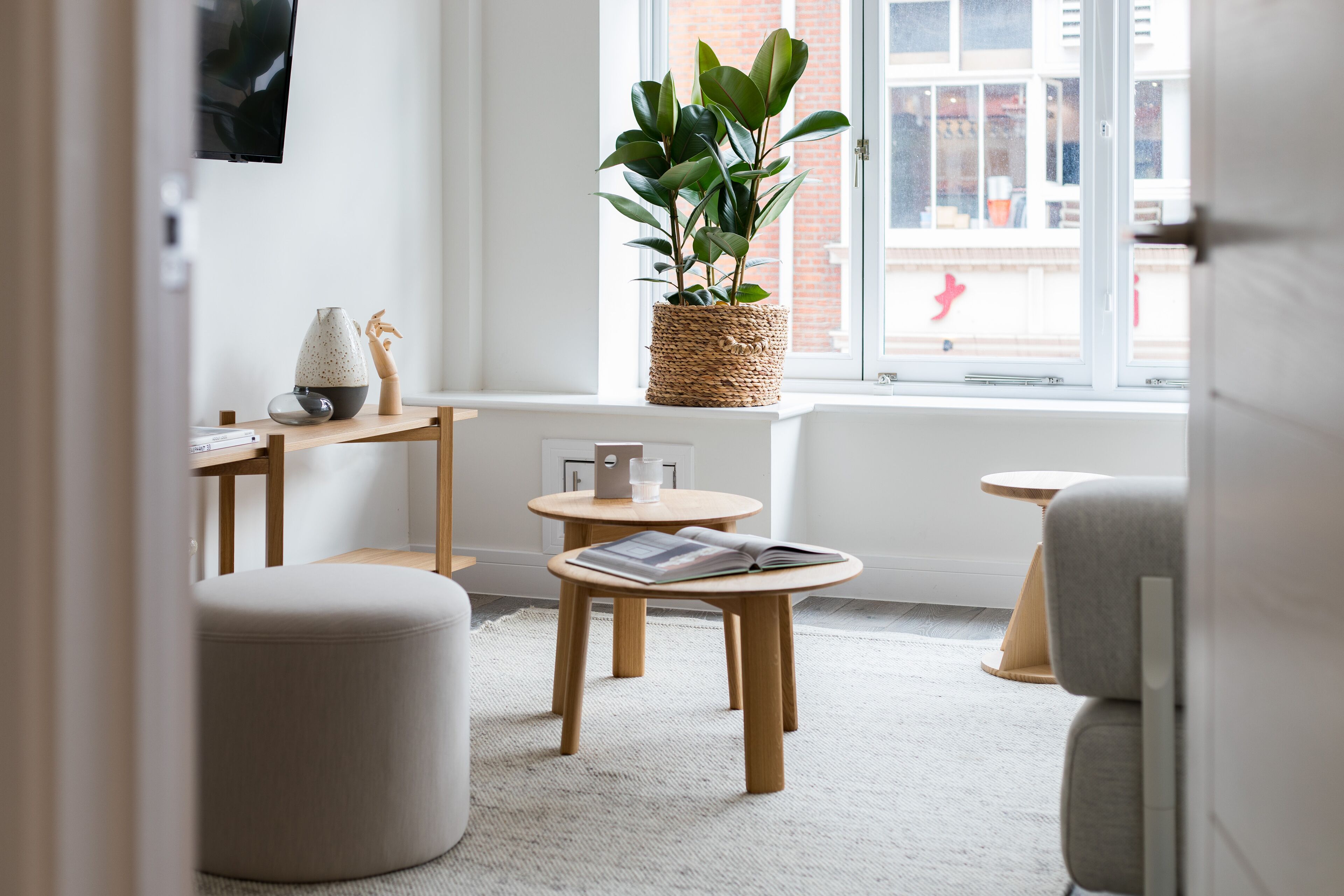 deluxe suite, 1 bedroom | living area | 43-inch flat-screen tv with digital channels, tv, netflix