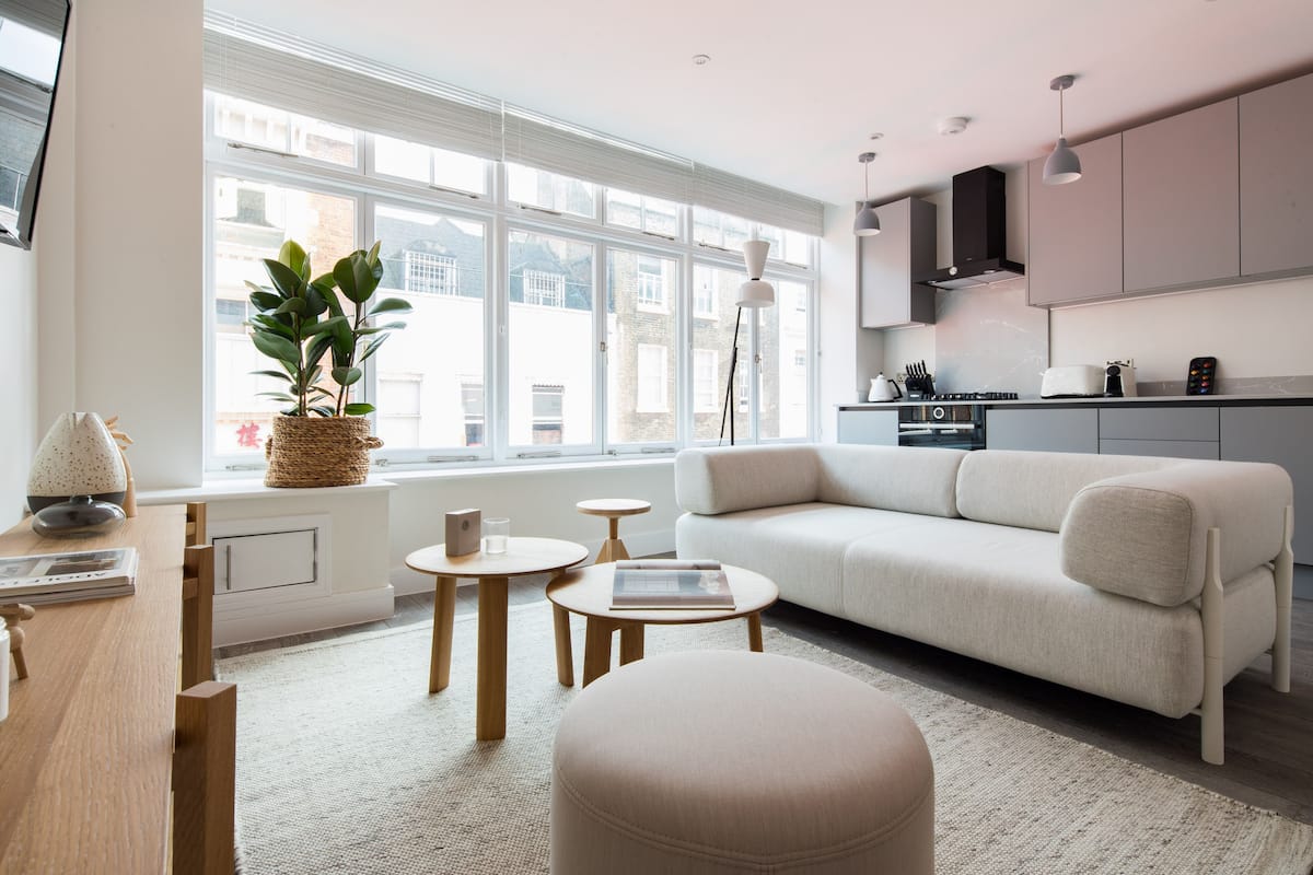 Deluxe Suite, 1 Bedroom | Living area | 43-inch flat-screen TV with digital channels, TV, Netflix