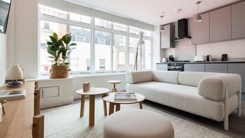 Deluxe-Suite, 1 Schlafzimmer | Wohnbereich | 43-Zoll-Flachbildfernseher mit Digitalempfang, Fernseher, Netflix