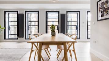 Suíte superluxo, 2 quartos | Opções para refeição no quarto