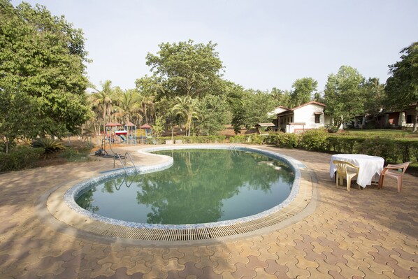 Una piscina al aire libre