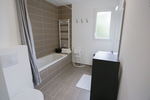 Badkar/dusch, hårtork, handdukar och tvål