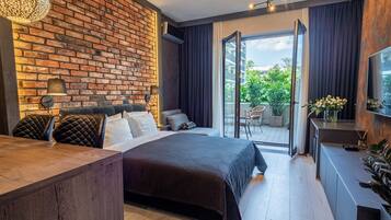 Deluxe Apartment, Terrace (20) | Living area | Flat-screen TV, heated floors