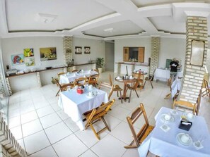 Café da manhã com buffet grátis todos os dias