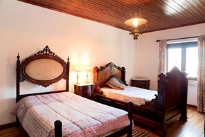 5 bedrooms, iron/ironing board, WiFi, bed sheets